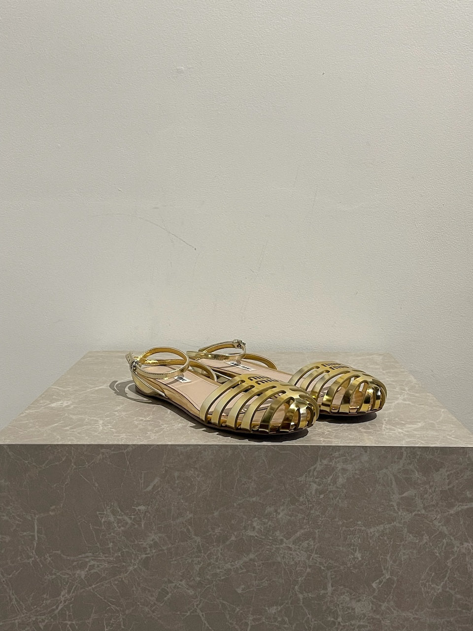 Sandales Miu Miu dorées T.37,5