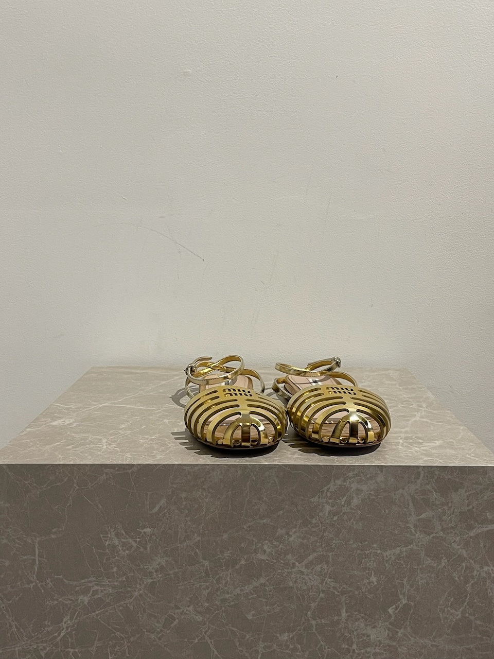 Sandales Miu Miu dorées T.37,5