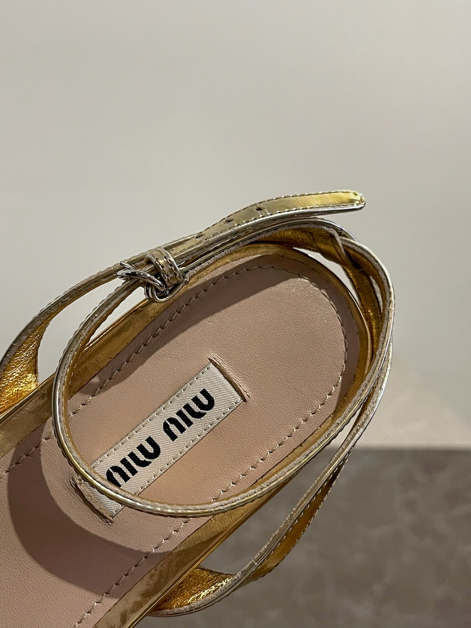 Sandales Miu Miu dorées T.37,5