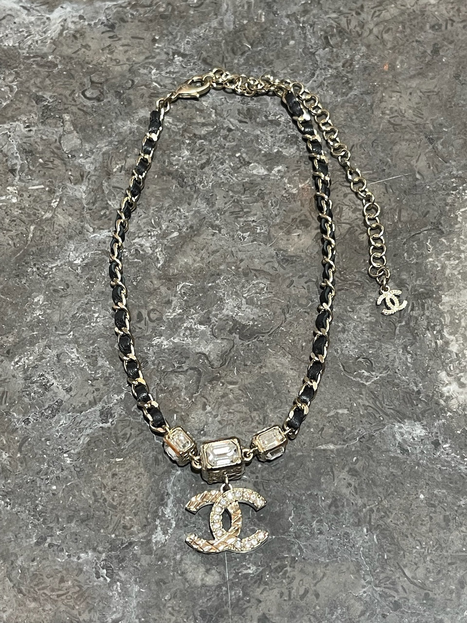 Collier Chanel cuir CC