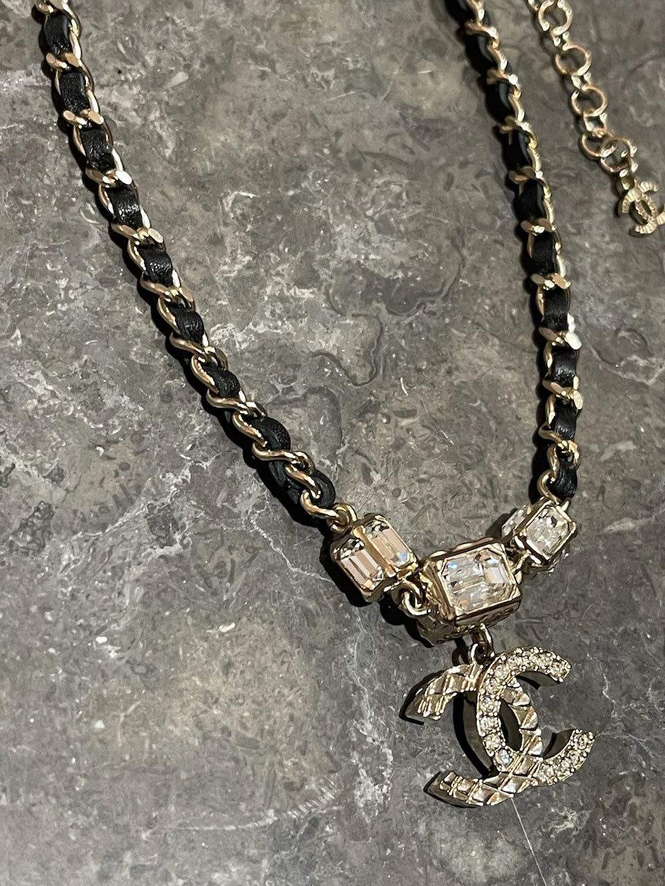 Collier Chanel cuir CC