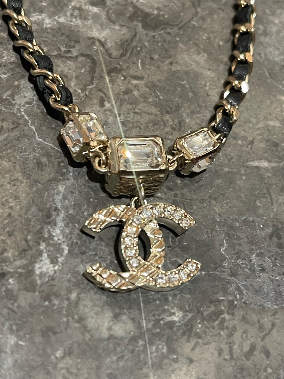 Collier Chanel cuir CC