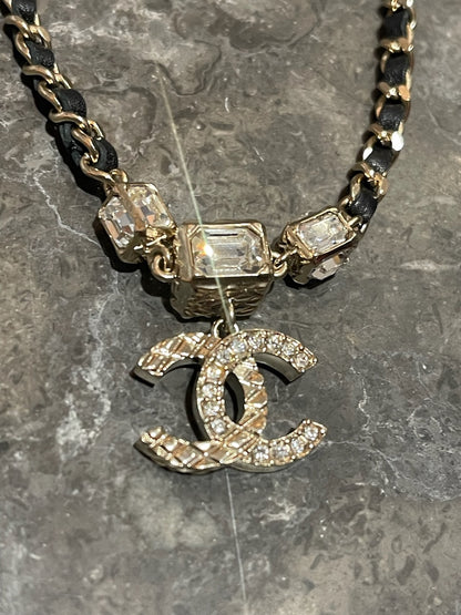 Collier Chanel cuir CC