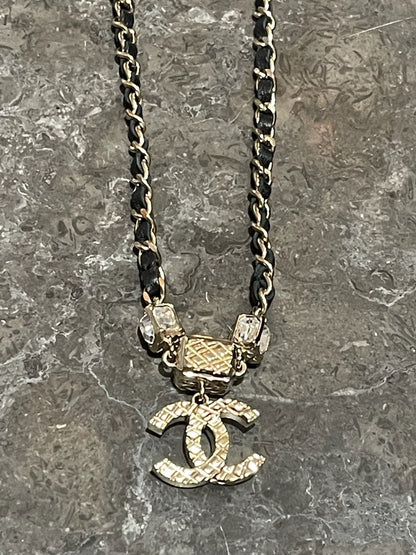 Collier Chanel cuir CC