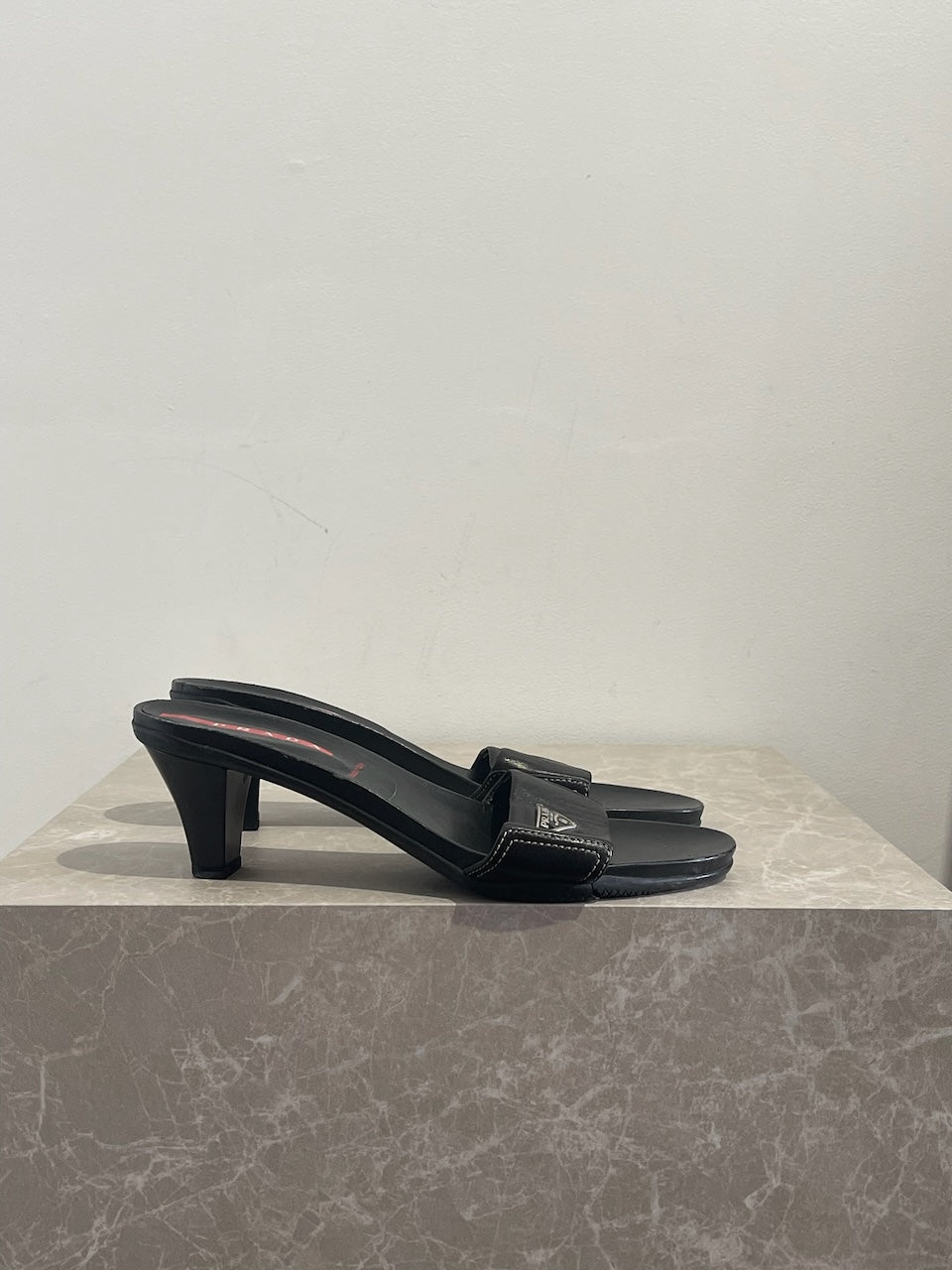 Mules Prada noires T.39