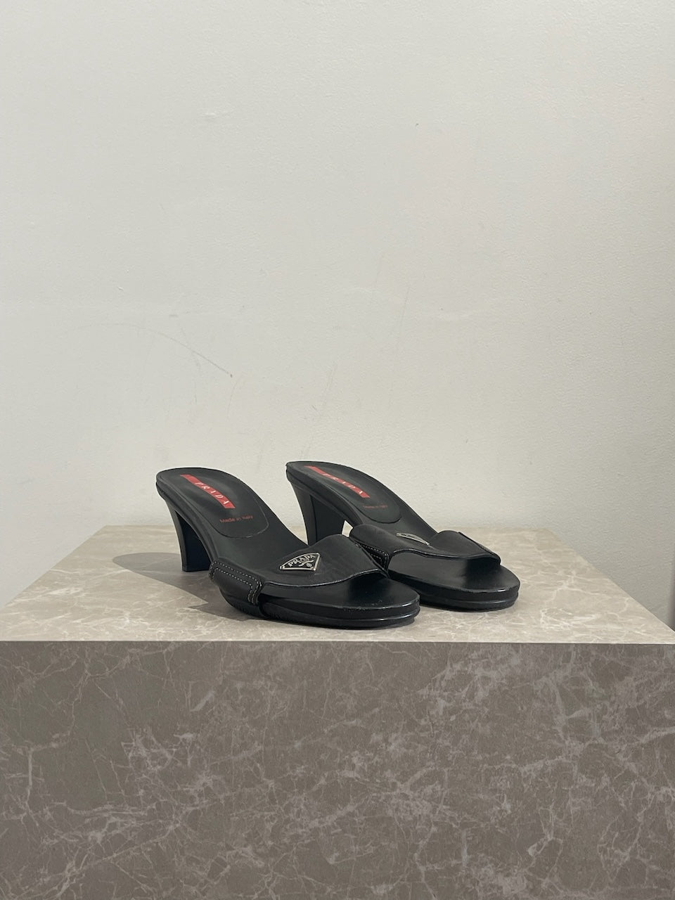 Mules Prada noires T.39