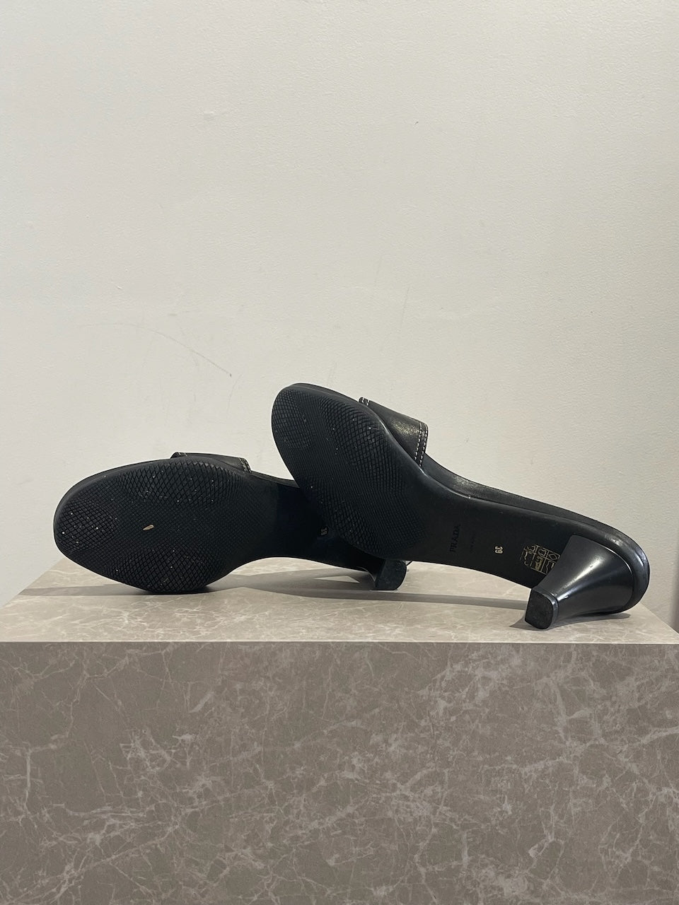Mules Prada noires T.39