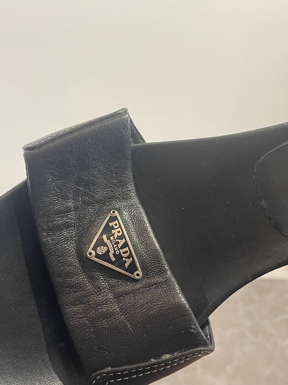 Mules Prada noires T.39