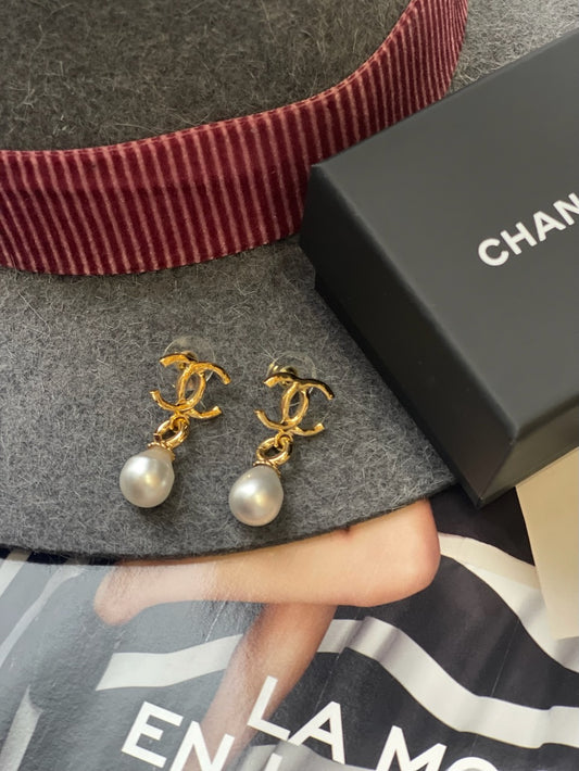 Boucles d'oreilles Chanel CC perles NEUVES