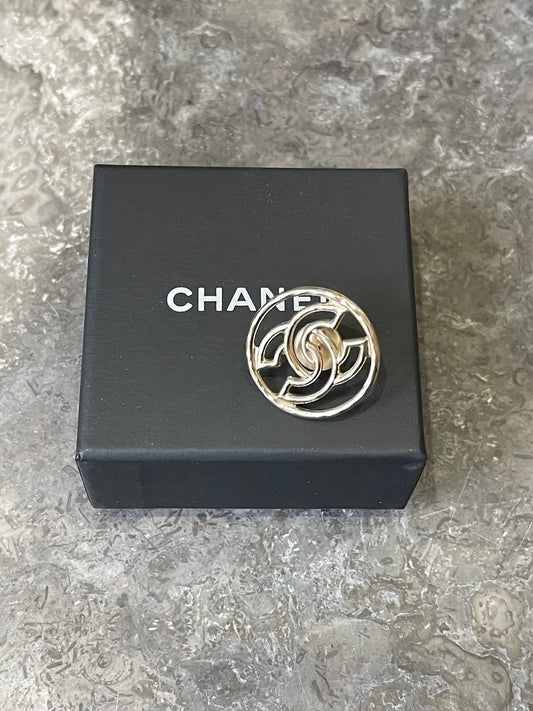 Pins Chanel ronde CC