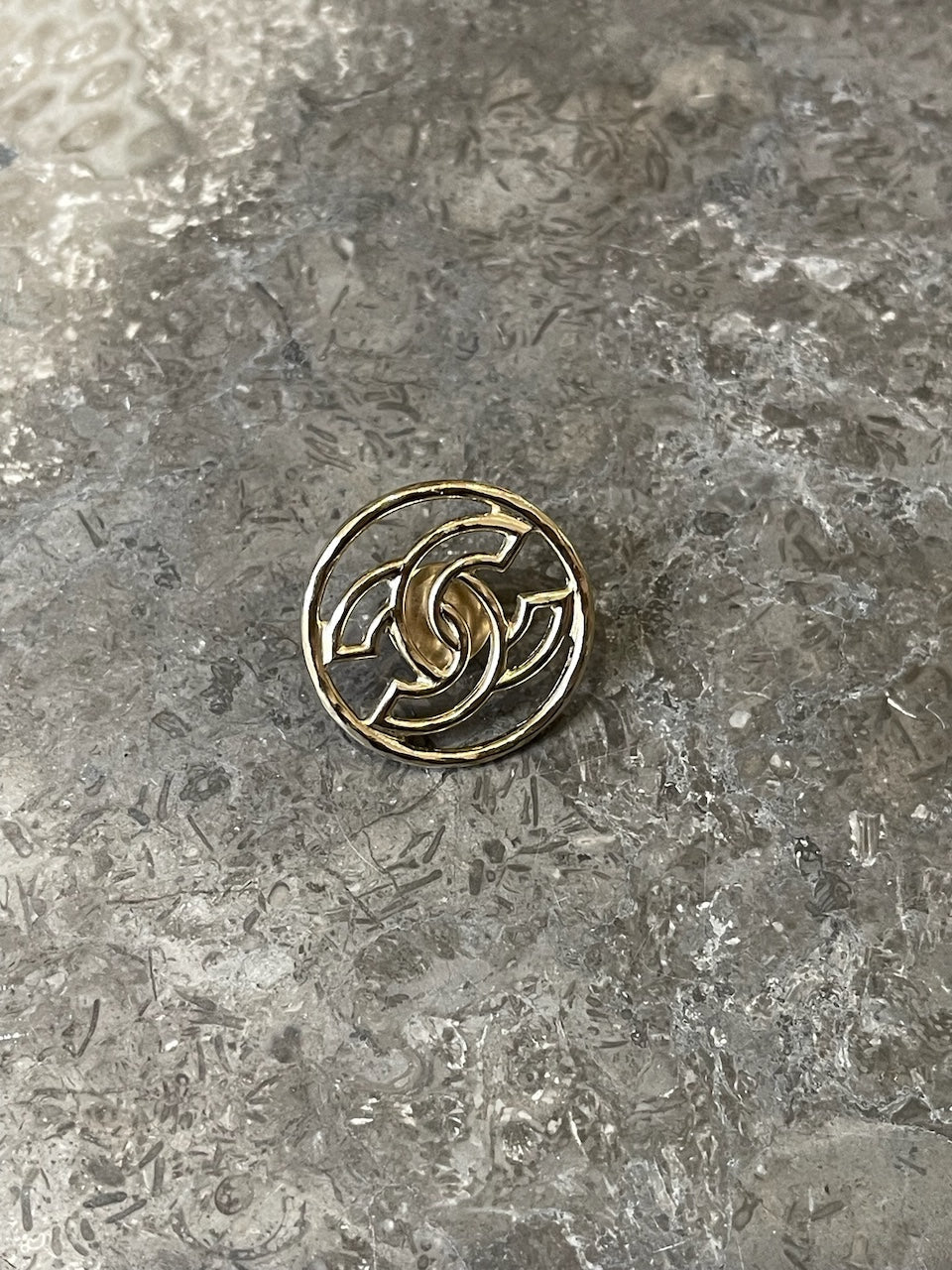 Pins Chanel ronde CC
