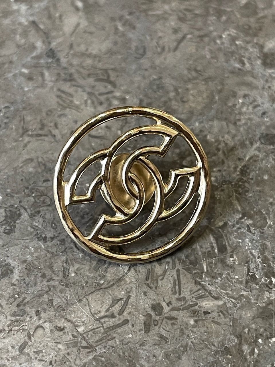 Pins Chanel ronde CC