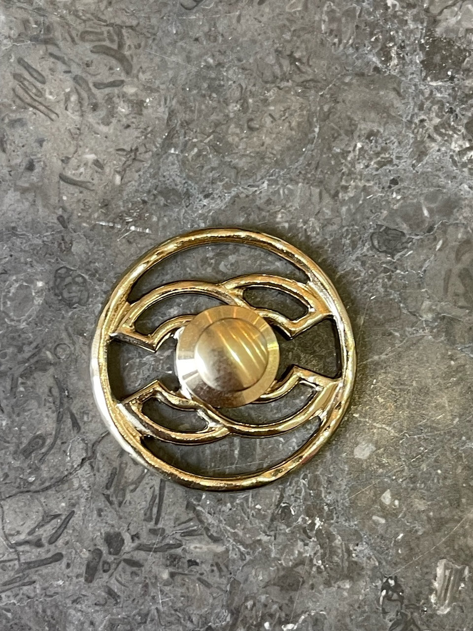 Pins Chanel ronde CC