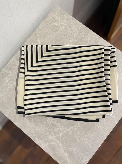 Foulard paréo Toteme noir et blanc