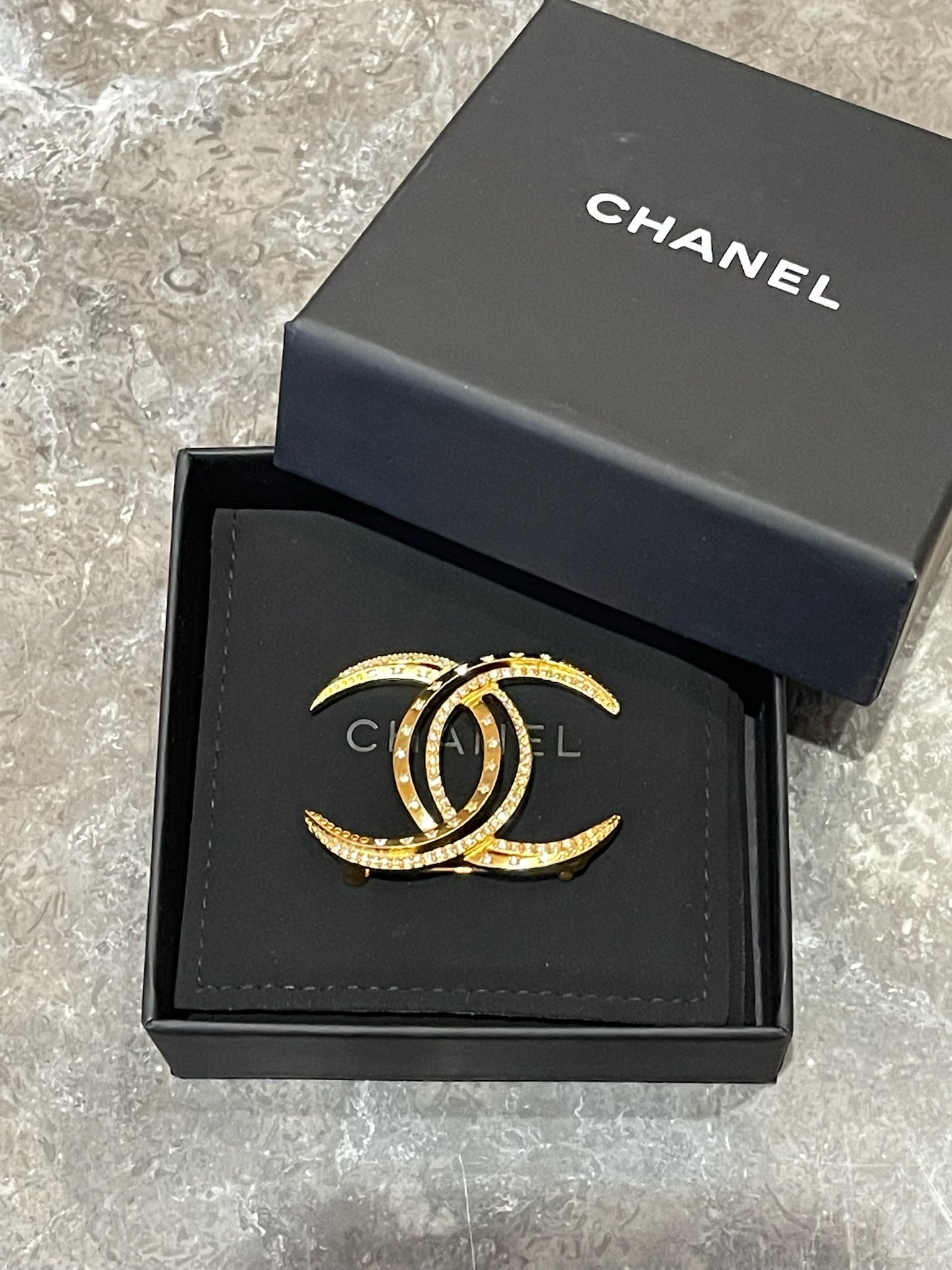 Broche Chanel Lune dorée