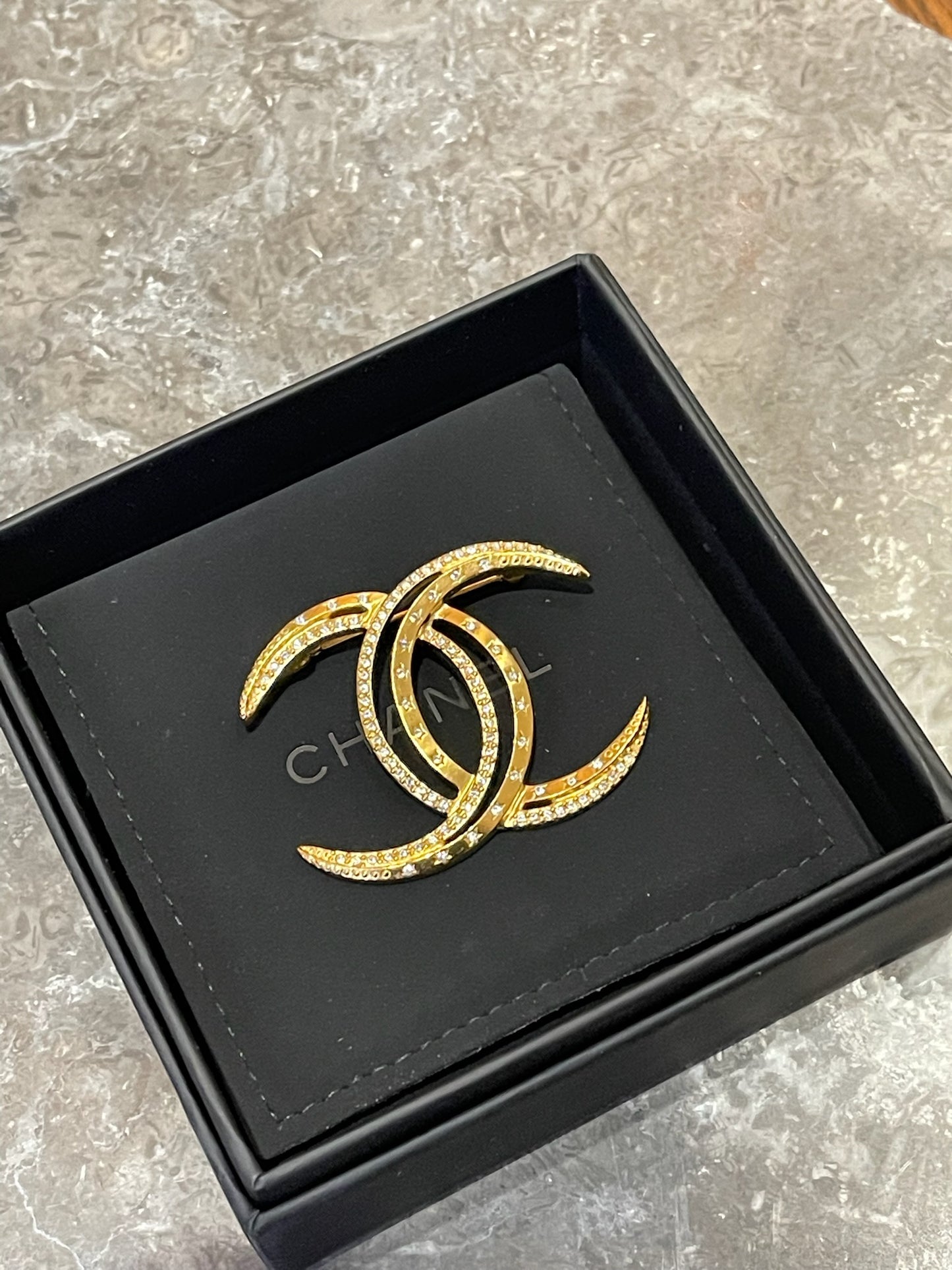 Broche Chanel Lune dorée