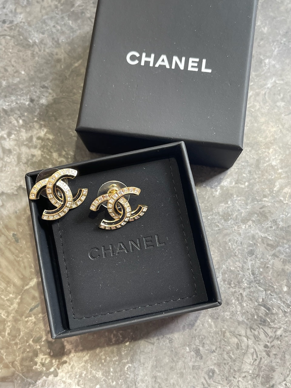 Boucles d'oreilles Chanel CC noires