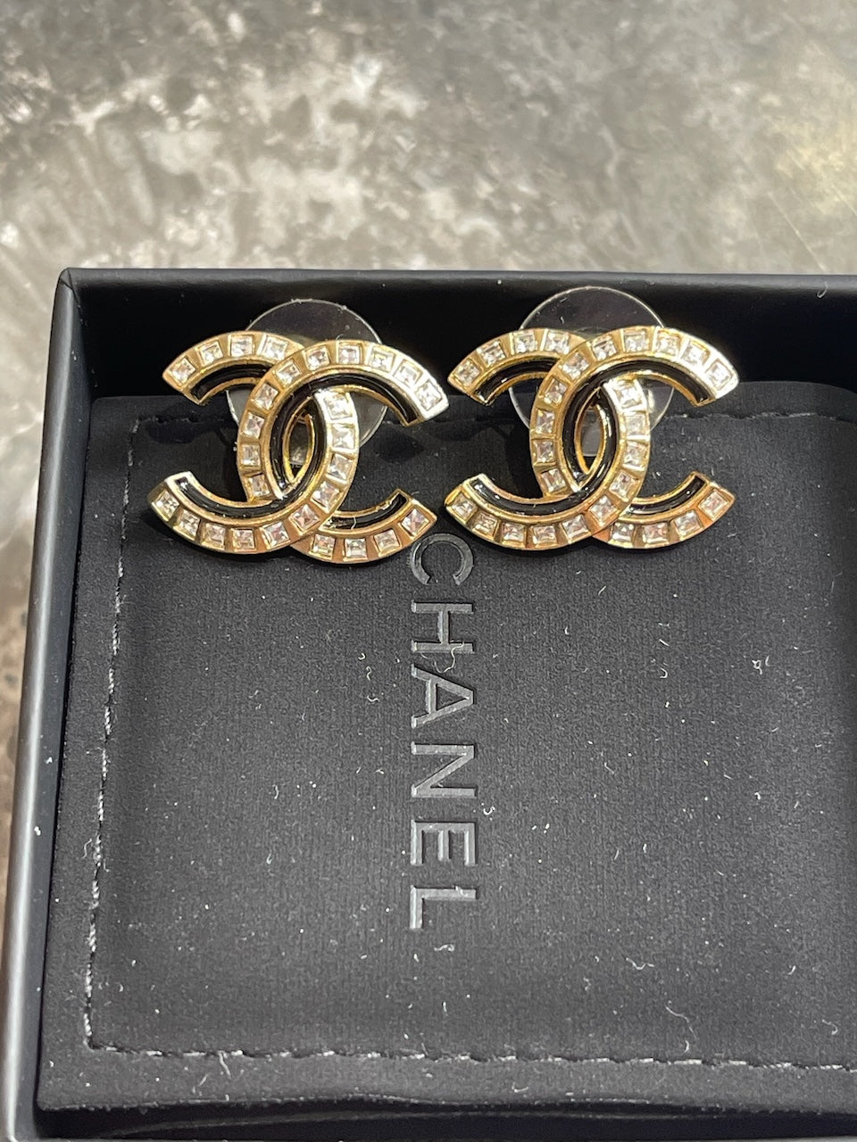 Boucles d'oreilles Chanel CC noires