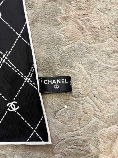 Foulard Chanel noir Camélia