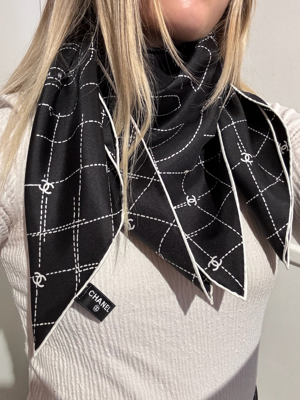 Foulard Chanel noir Camélia