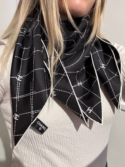 Foulard Chanel noir Camélia