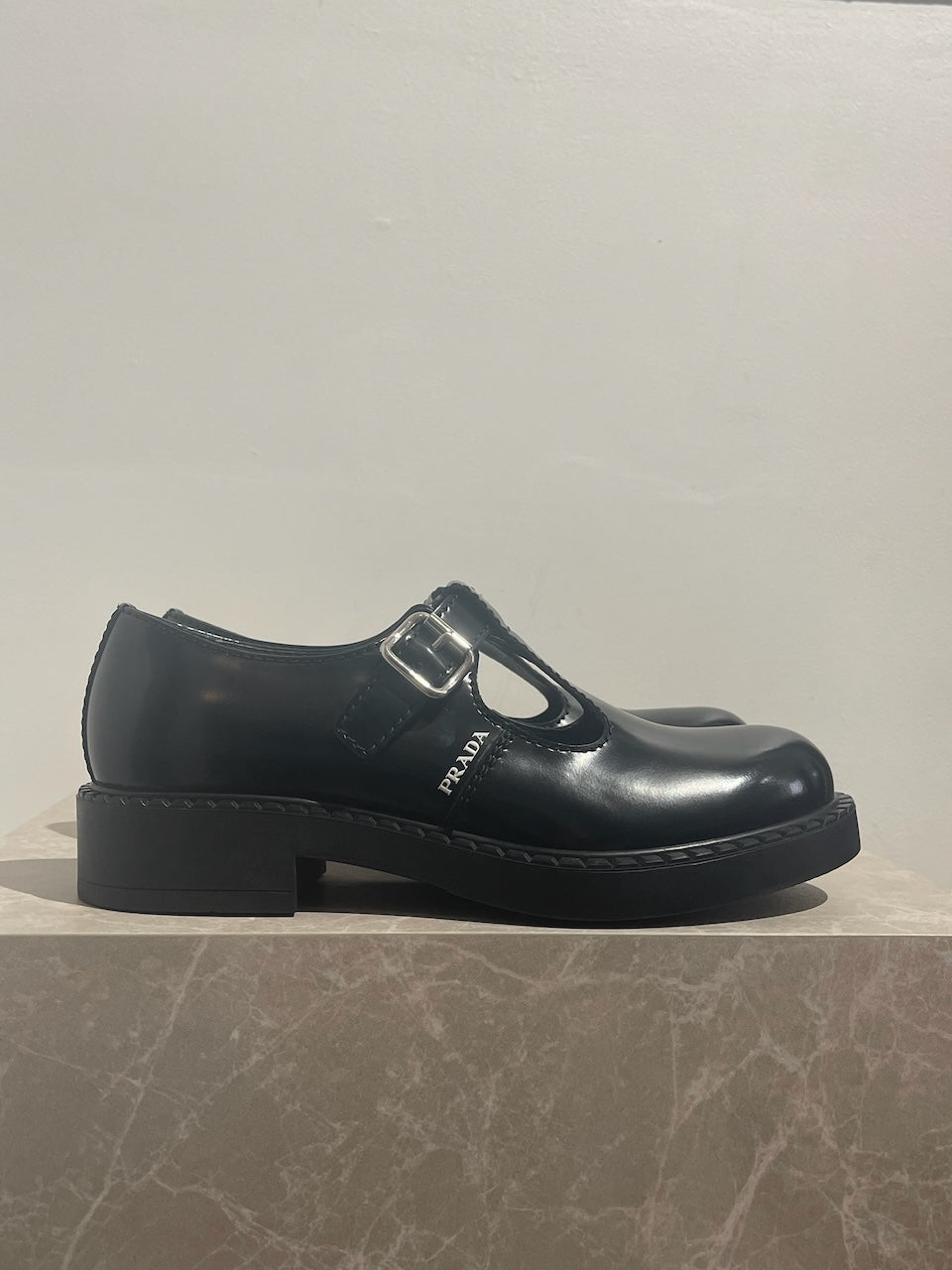 Derbies Prada noirs T.40,5 NEUVES