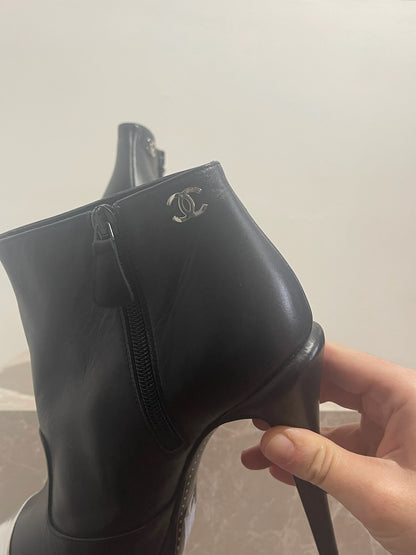 Bottines Chanel noires T.39