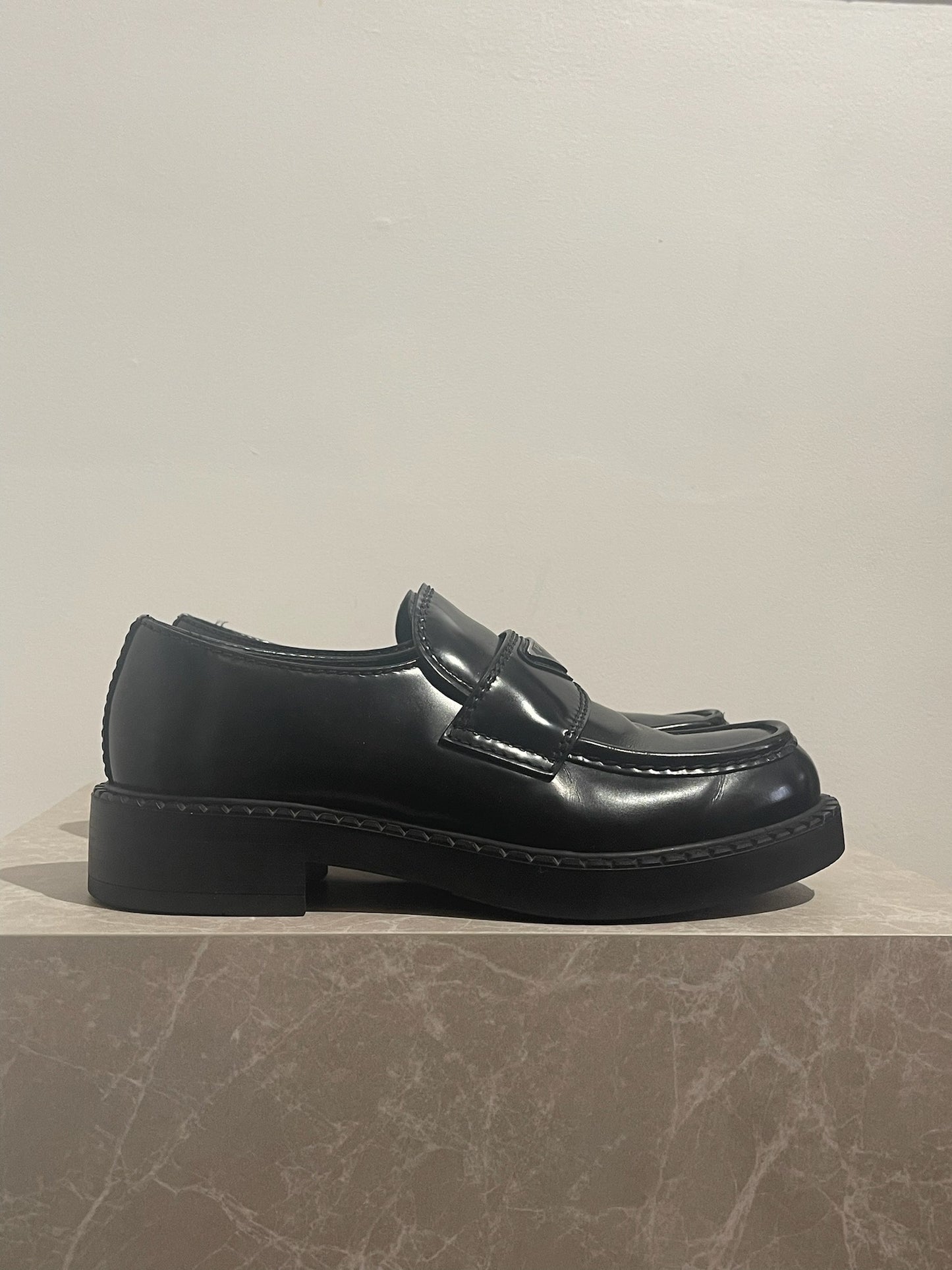 Mocassins Prada noirs T.39,5