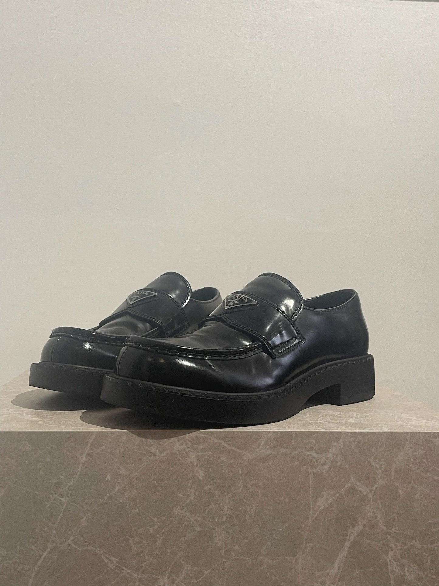 Mocassins Prada noirs T.39,5