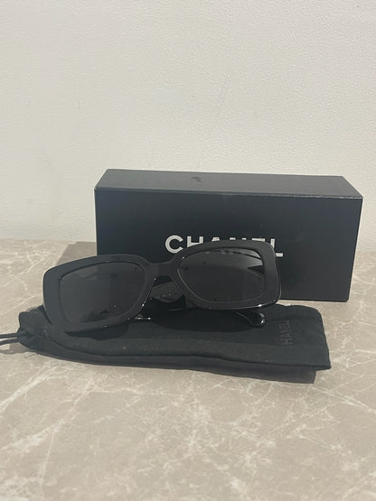 Lunettes de soleil Chanel noires