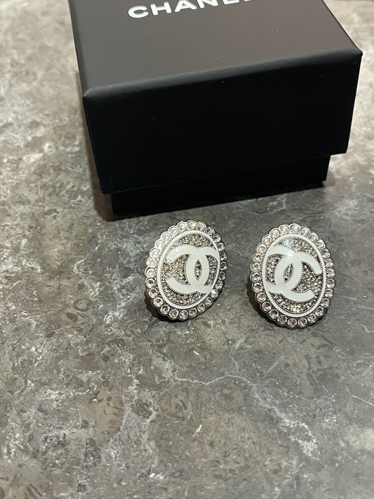 Boucles d'oreilles Chanel ovales CC
