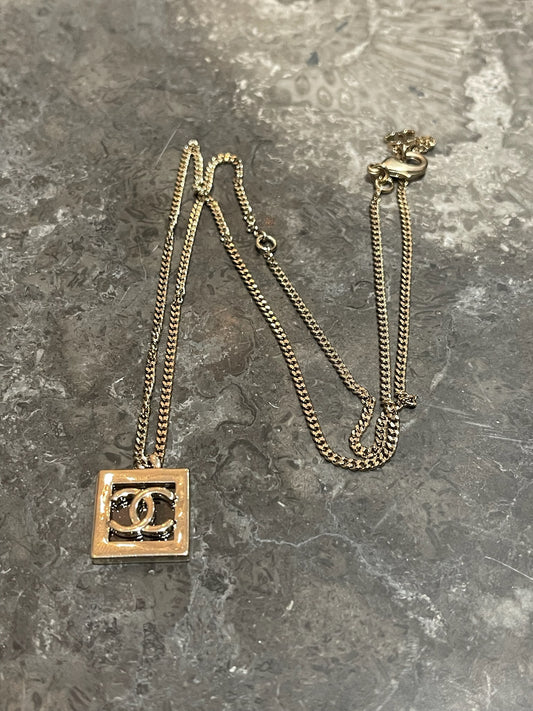 Collier Chanel CC doré