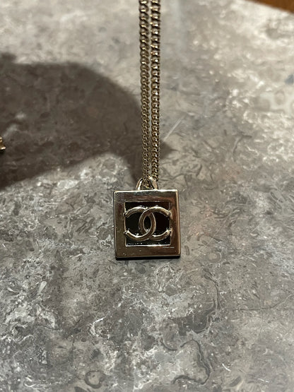 Collier Chanel CC doré