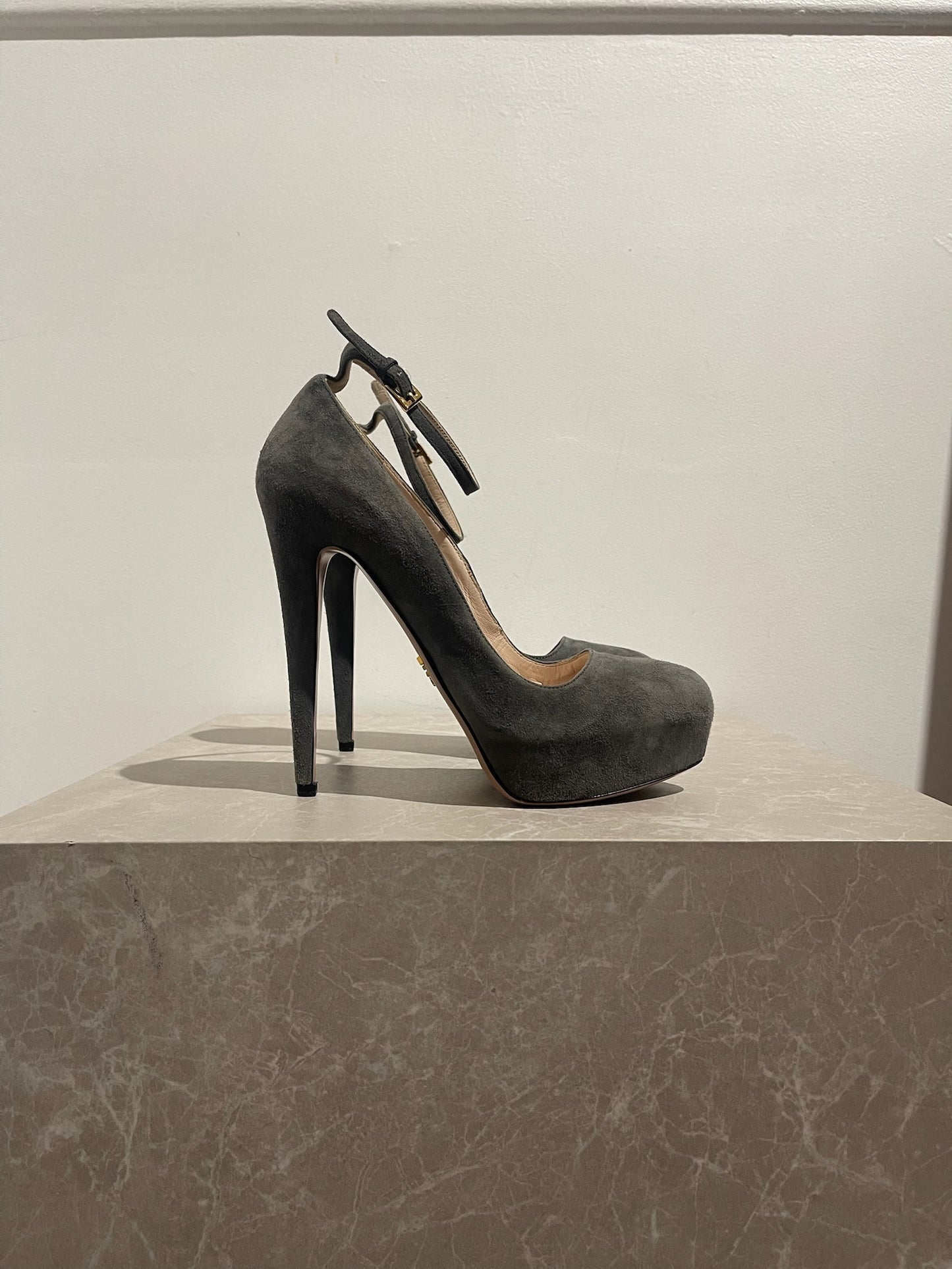 Escarpins Prada gris T.38