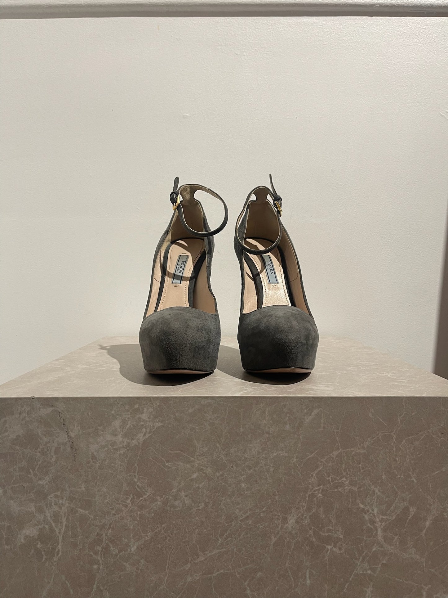 Escarpins Prada gris T.38