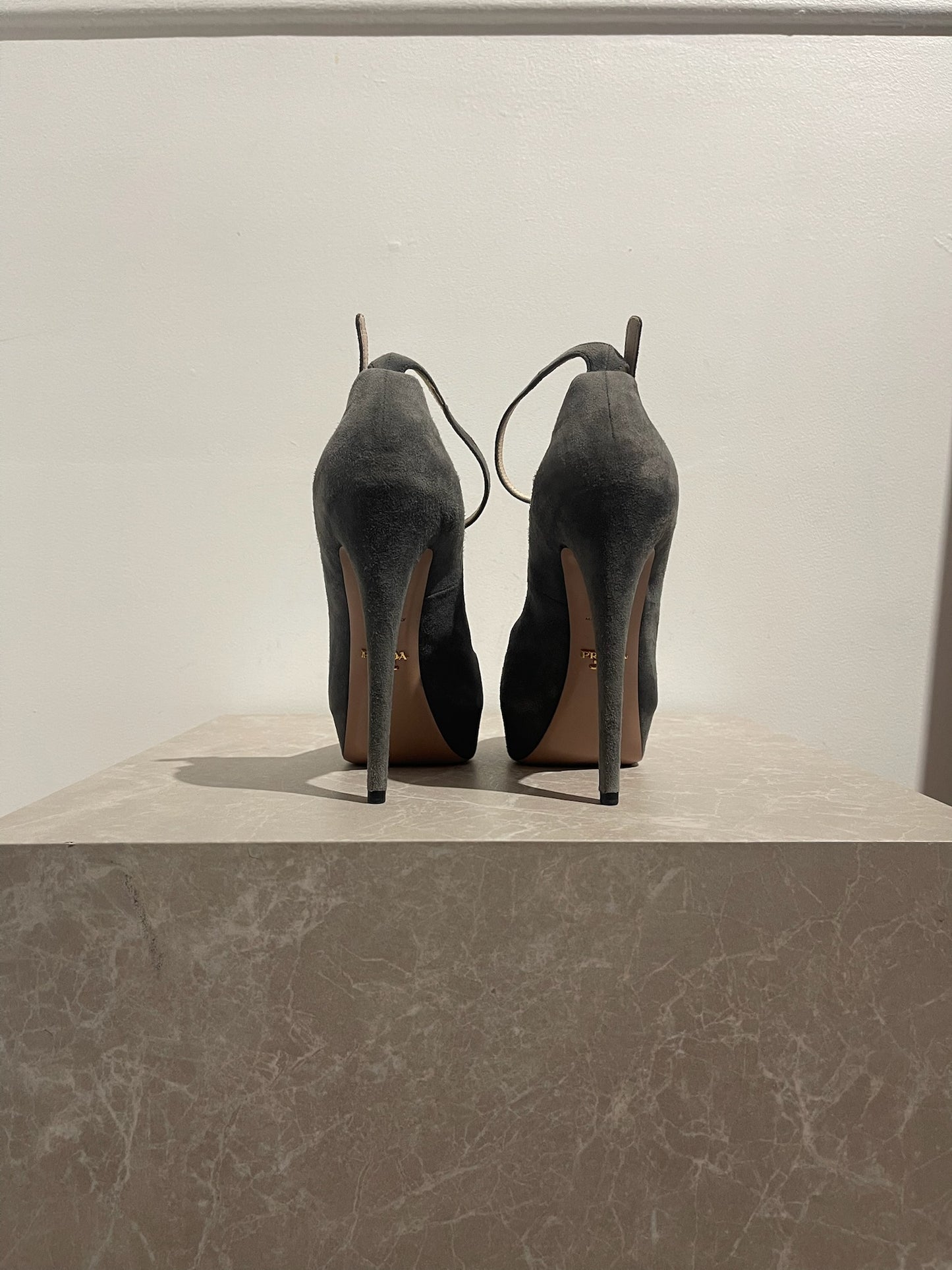 Escarpins Prada gris T.38