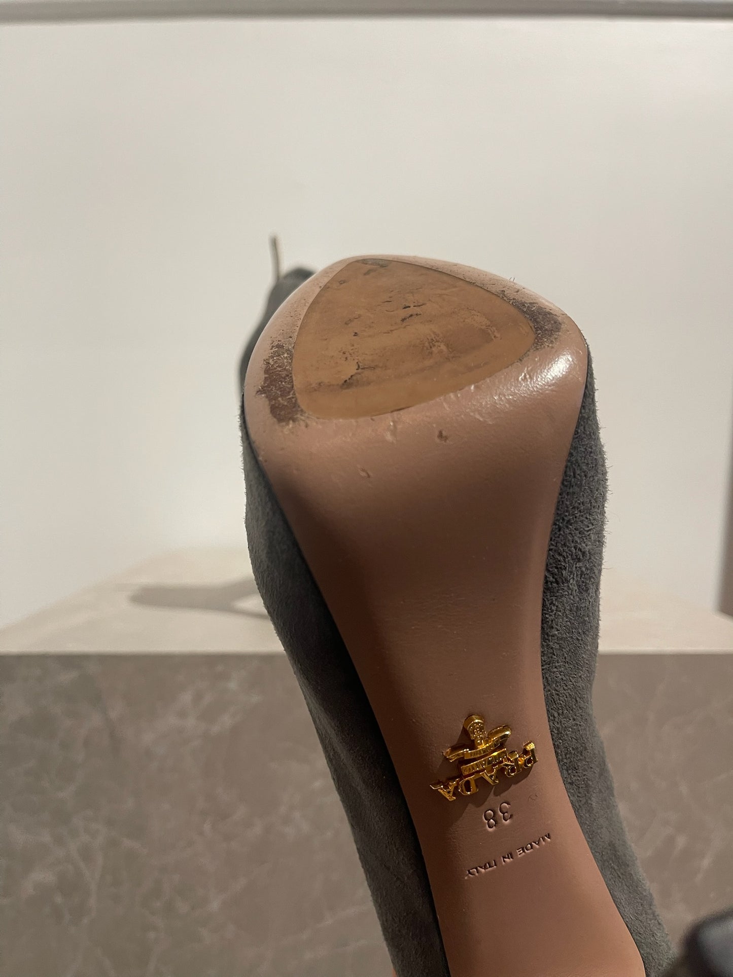 Escarpins Prada gris T.38