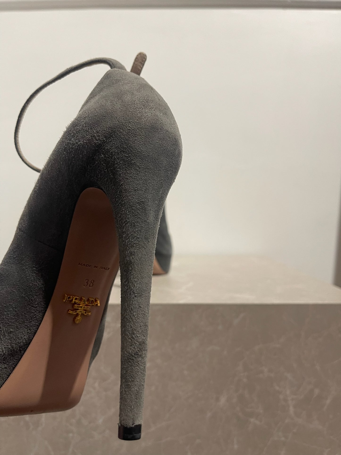 Escarpins Prada gris T.38