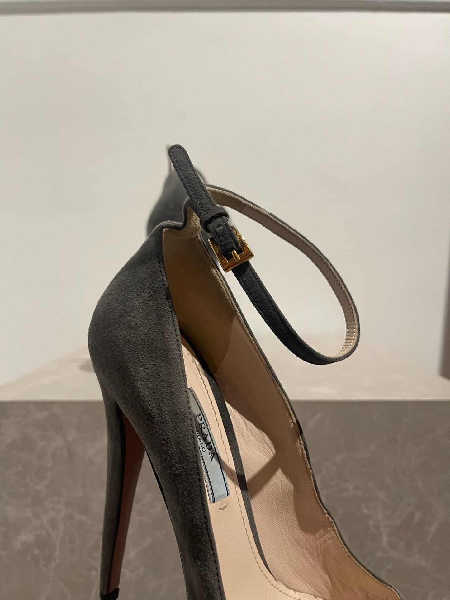 Escarpins Prada gris T.38