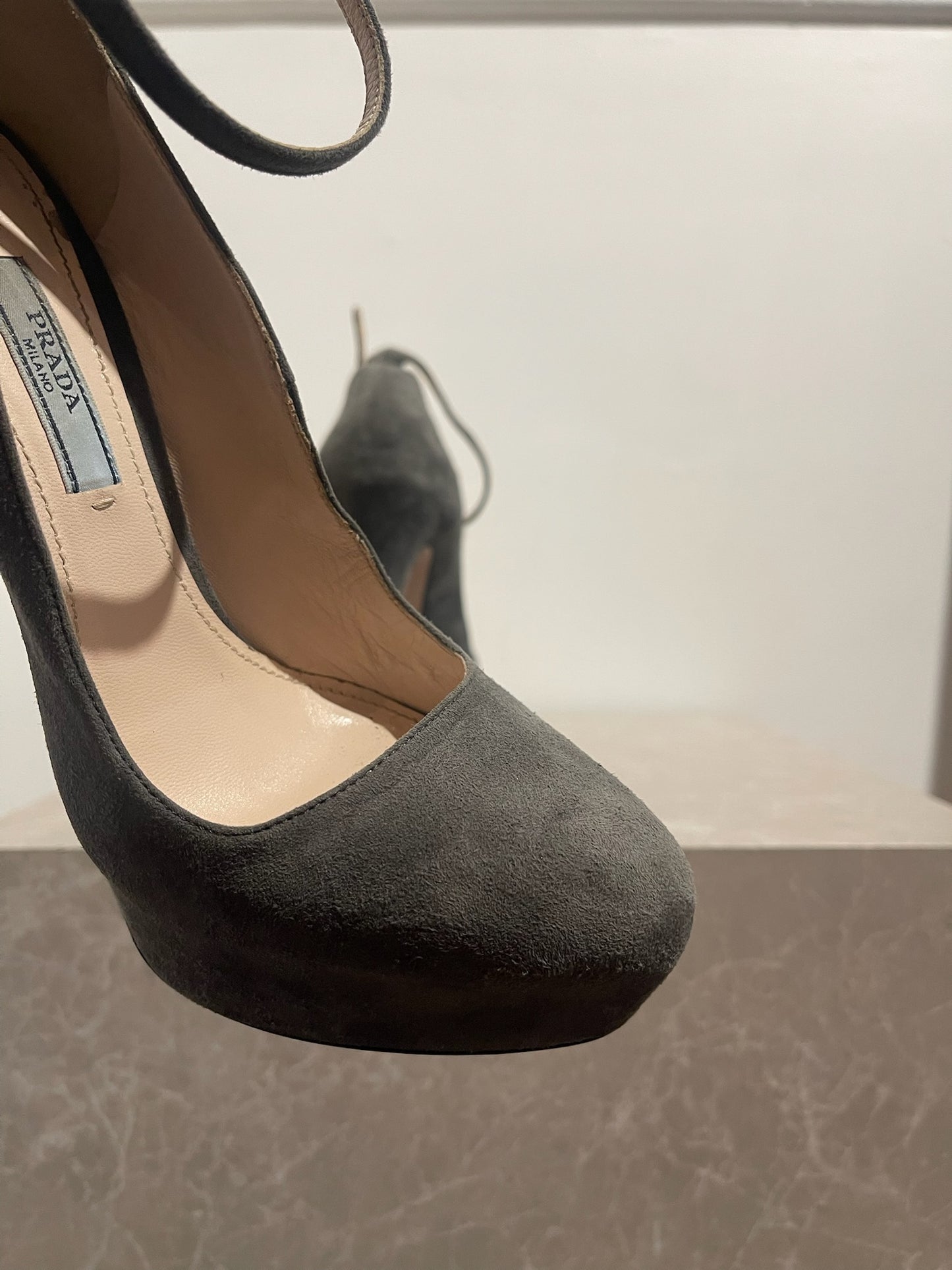 Escarpins Prada gris T.38