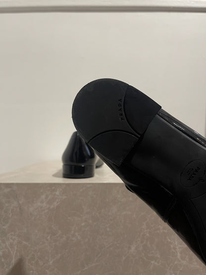 Derbies Prada noires T.40