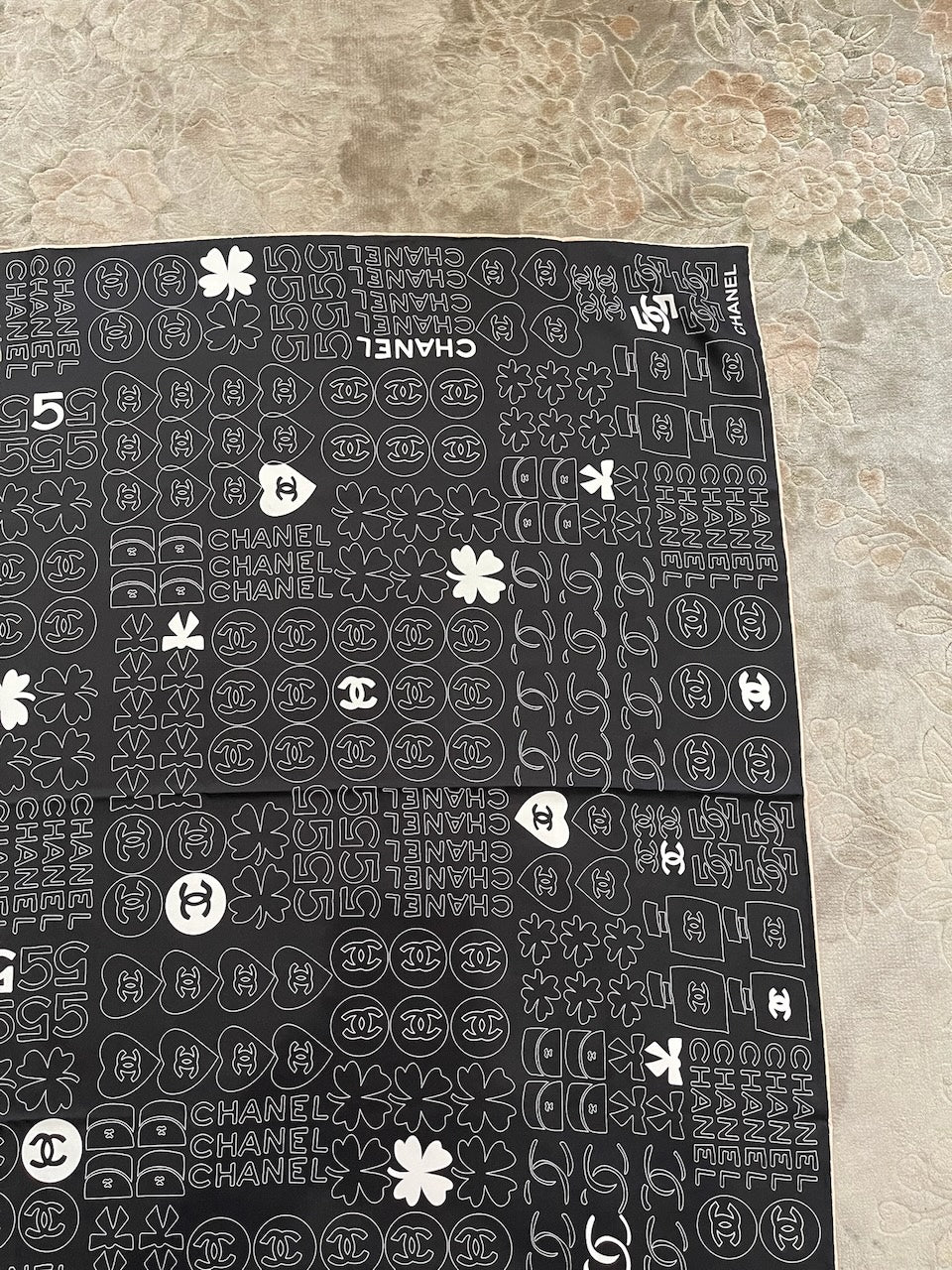 Foulard Chanel noir Trèfle