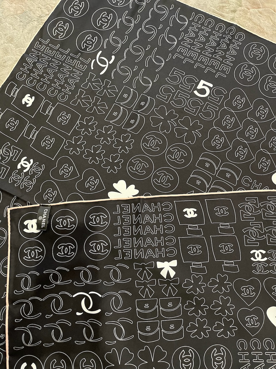 Foulard Chanel noir Trèfle