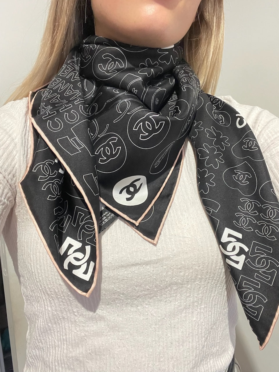Foulard Chanel noir Trèfle