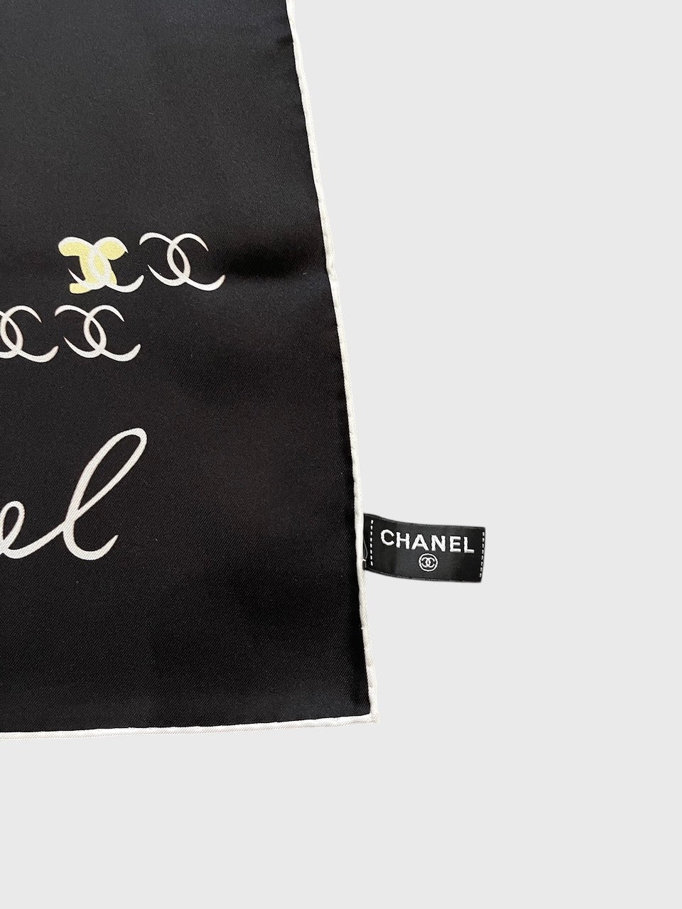 Foulard Chanel noir CC