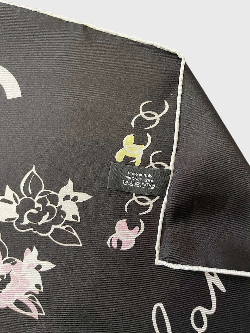 Foulard Chanel noir CC