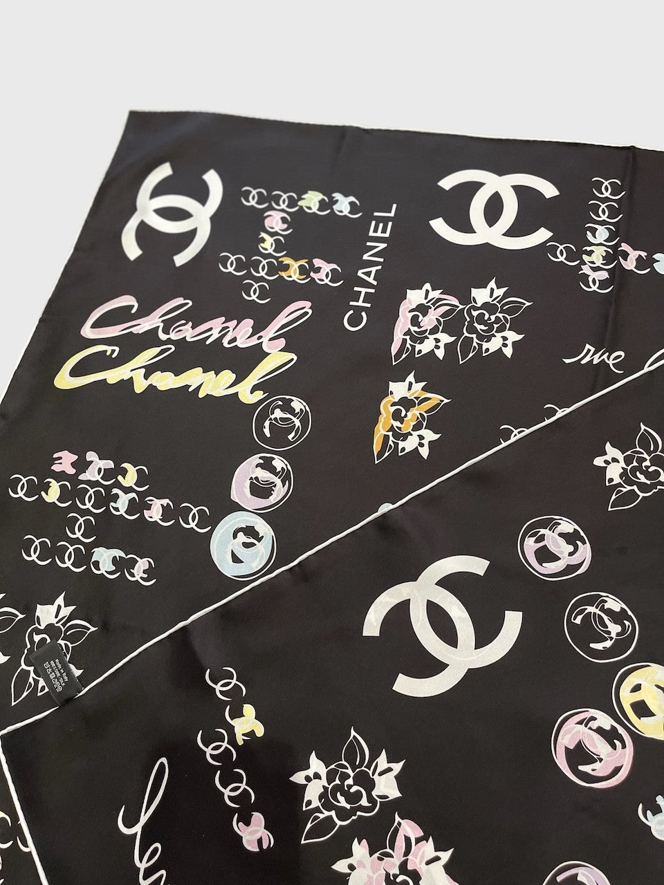 Foulard Chanel noir CC