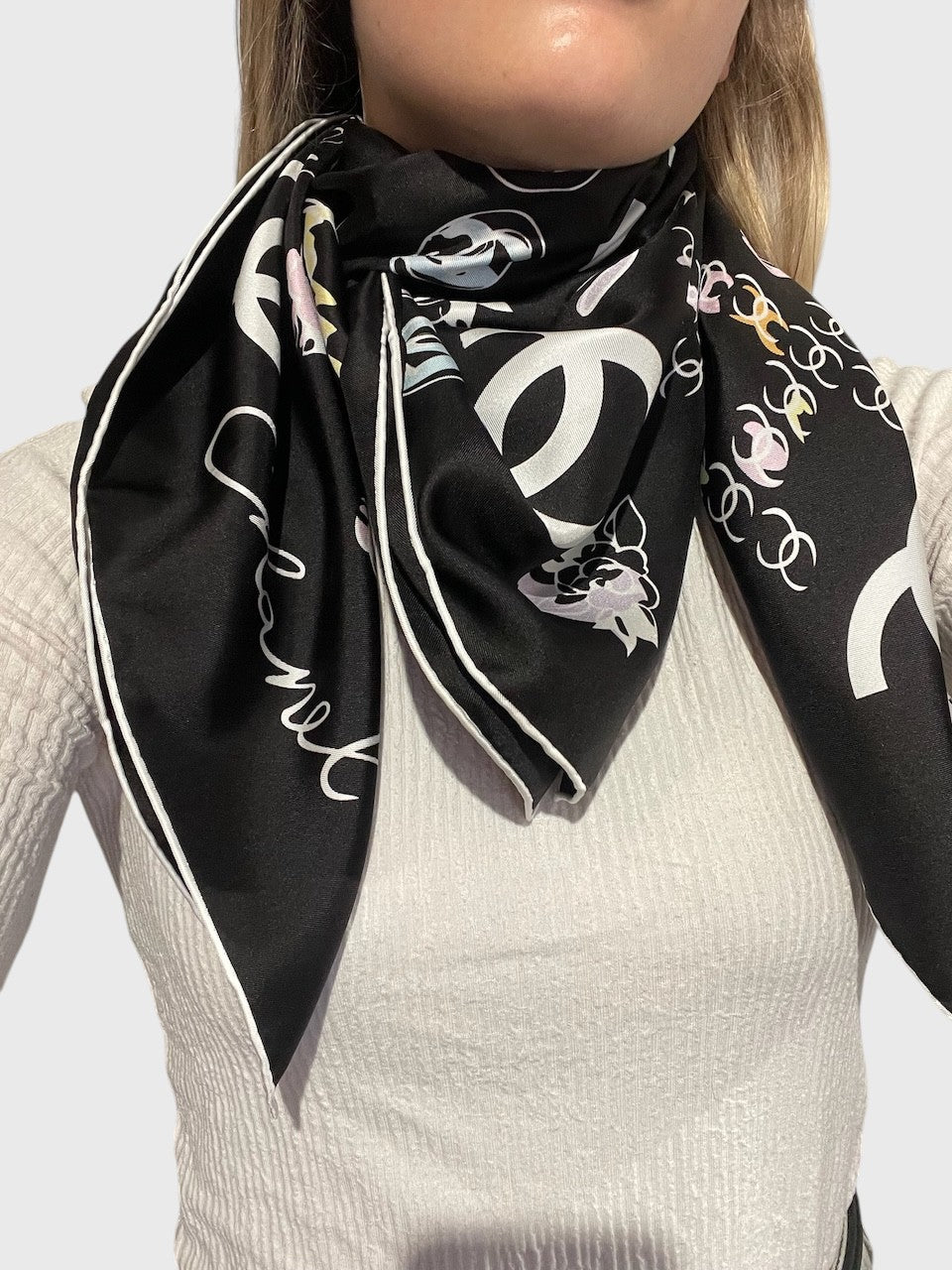 Foulard Chanel noir CC