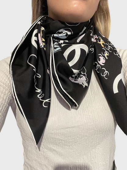 Foulard Chanel noir CC