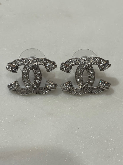Boucles d'oreilles Chanel CC argent